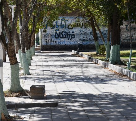 اجرای بتن پلاک در پیاده رو مقابل پارک ستارخان توسط شهرداری ماکو