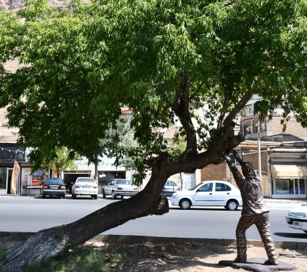 نصب المان (مرد نگهدارنده درخت) در فضای سبز بلوار امام خمینی (ره) توسط شهرداری ماکو