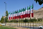نصب پرچم های اهتزاز (جمهوری اسلامی ایران) در میدان شهید باکری توسط شهرداری ماکو