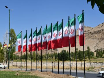 نصب پرچم های اهتزاز (جمهوری اسلامی ایران) در میدان شهید باکری توسط شهرداری ماکو