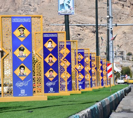 ۳۳ المان تمثال شهدا شامل تصویر ۱۹۸ شهید در بلوار های اصلی سطح شهر توسط شهرداری ماکو نصب گردید
