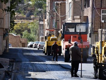 آسفالت ریزی خیابان ولیعصر.(محله خانه های سازمانی) در راستای بهبود معابر شهری توسط شهرداری ماکو