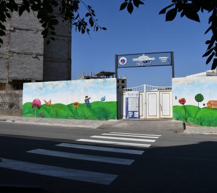 رنگ آمیزی گذرگاه های عابر پیاده مقابل مدارس توسط شهرداری ماکو