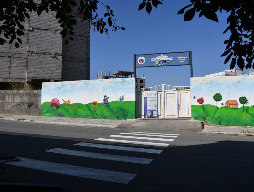 رنگ آمیزی گذرگاه های عابر پیاده مقابل مدارس توسط شهرداری ماکو