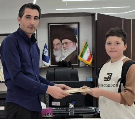 تجلیل از برگزیدگان مسابقه نقاشی به مناسبت هفته دفاع مقدس توسط شهرداری ماکو