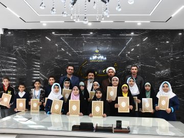 تجلیل از برگزیدگان مسابقه حفظ قرآن کریم به مناسب هفته دفاع مقدس توسط شهرداری ماکو