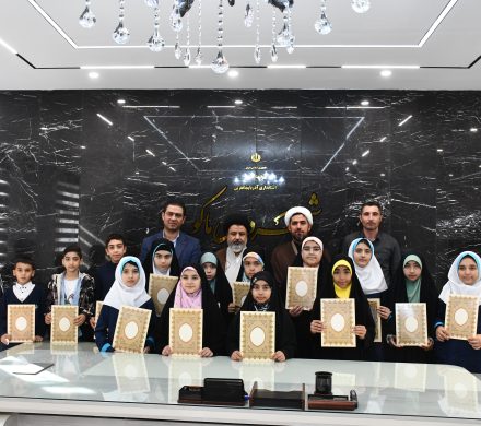 تجلیل از برگزیدگان مسابقه حفظ قرآن کریم به مناسب هفته دفاع مقدس توسط شهرداری ماکو