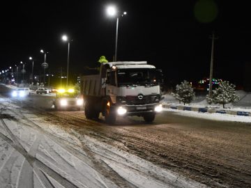 تلاش پرسنل شهرداری ماکو در راستای برف روبی معابر سطح شهر
