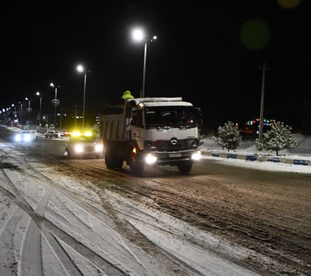 تلاش پرسنل شهرداری ماکو در راستای برف روبی معابر سطح شهر